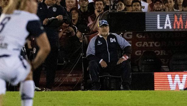 Maradona dirigió a Gimnasia ante Newell's sentado en un trono