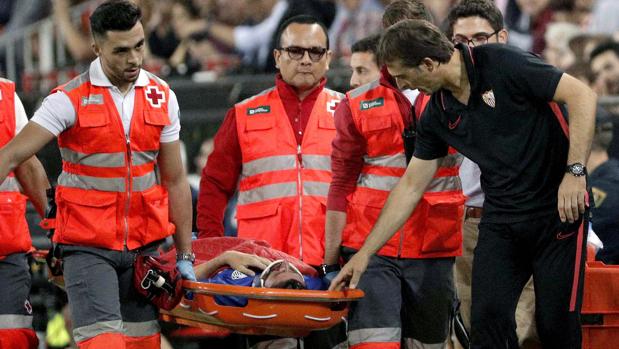 Escudero abandonó el campo conmocionado y en camilla