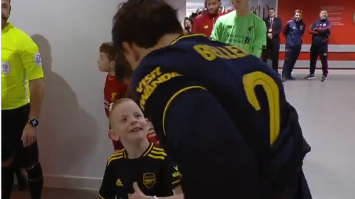 El gran gesto de Bellerín en el túnel de Anfield que sacó la sonrisa a un niño