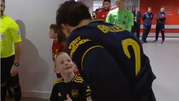 El gran gesto de Bellerín en el túnel de Anfield que sacó la sonrisa a un niño