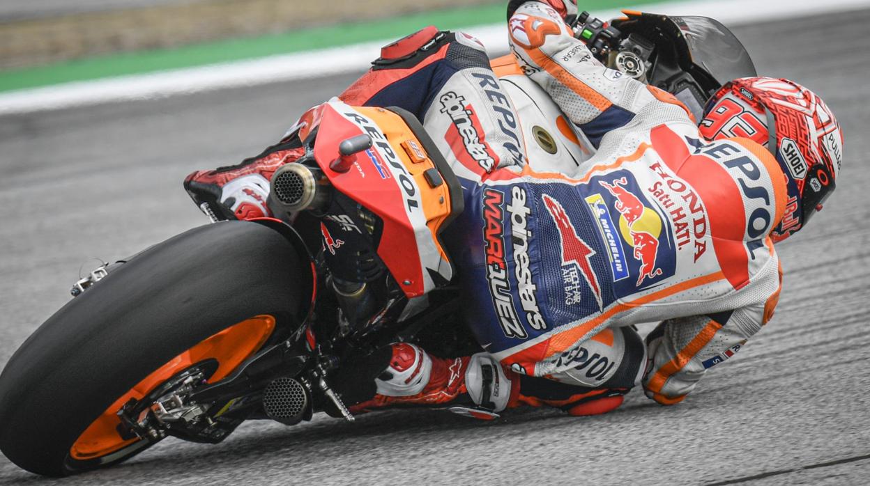 Otra increíble salvada de Marc Márquez en los primeros libres de Sepang