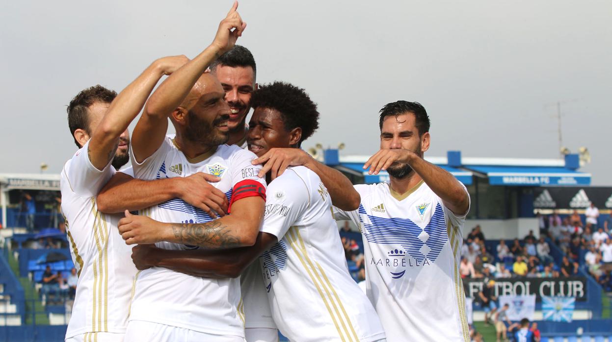 Añón, capitán del Marbella FC, felicitado tras marcar un gol