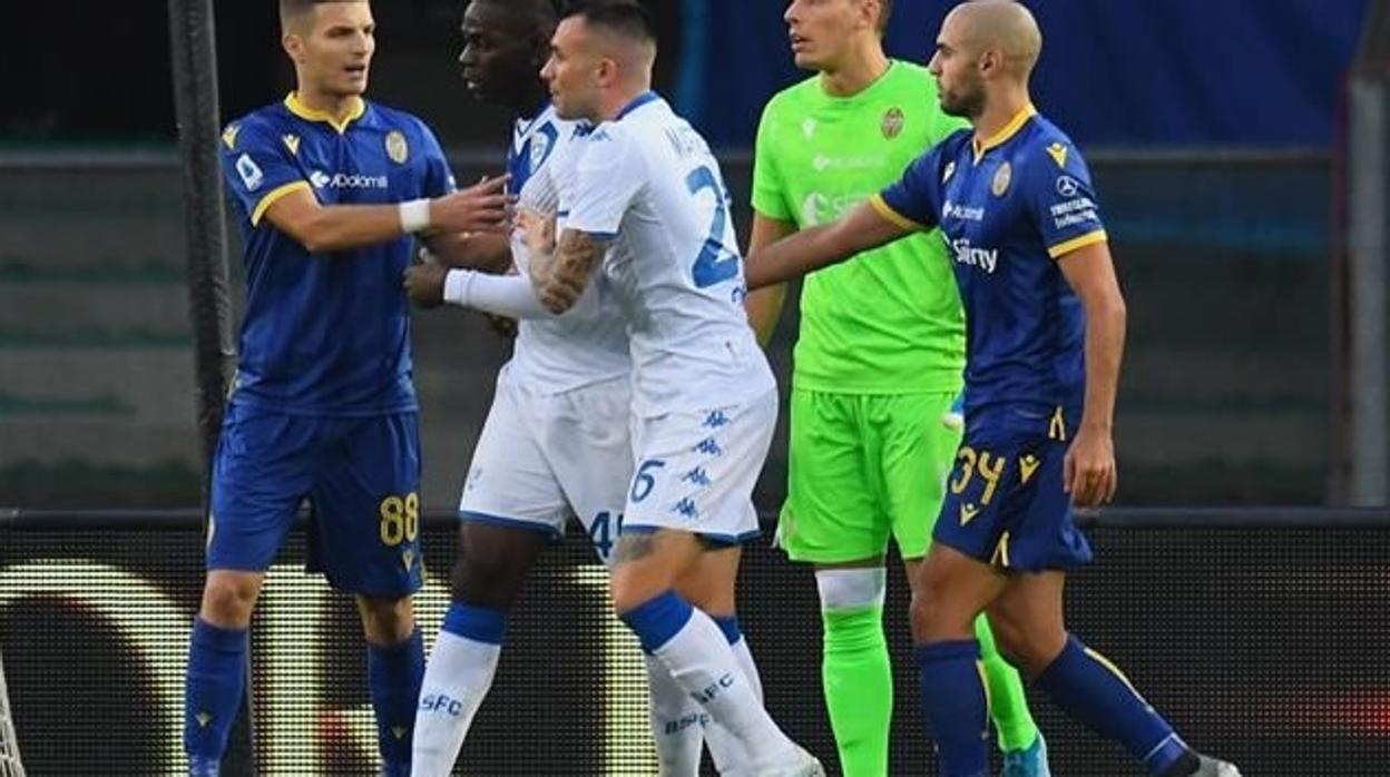 Balotelli, consolado por los jugadores del Brescia y del Verona