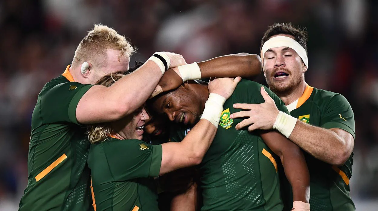 Los jugadores de Sudáfrica se abrazan tras la victoria