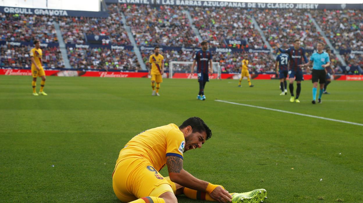 Luis Suárez se duele tras una jugada en la que se lesionó en el soleo