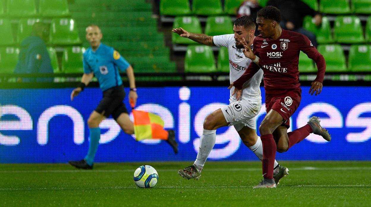 Manuel Cabit (derecha) pugna por el balón con un rival