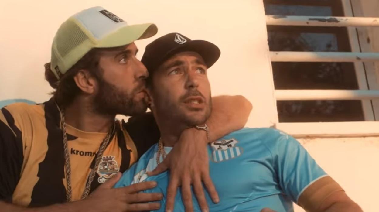 'Er Christian, a la derecha, con la camiseta del Atlético Algabeño, acompañado por 'Er Cabesa' durante el videoclip
