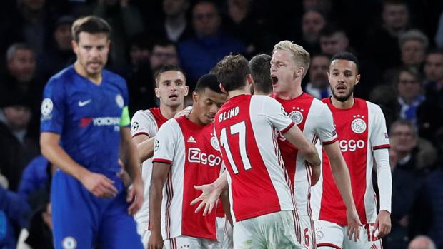 El Ajax tira de orgullo para aguantar en Stamford Bridge