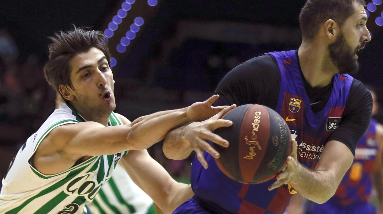 El Barcelona vence un colosal duelo de triples con el Betis