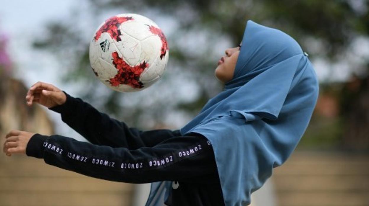 Una jugadora de fútbol con velo islámico