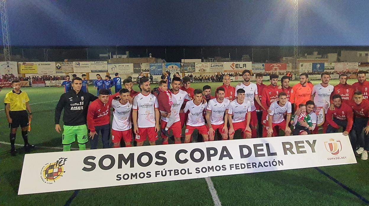 El Atlético Antoniano posa antes de comenzar el partido