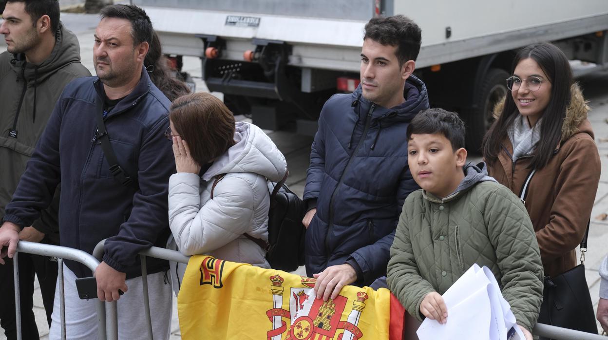 Aficionados esperando a la selección en Cádiz