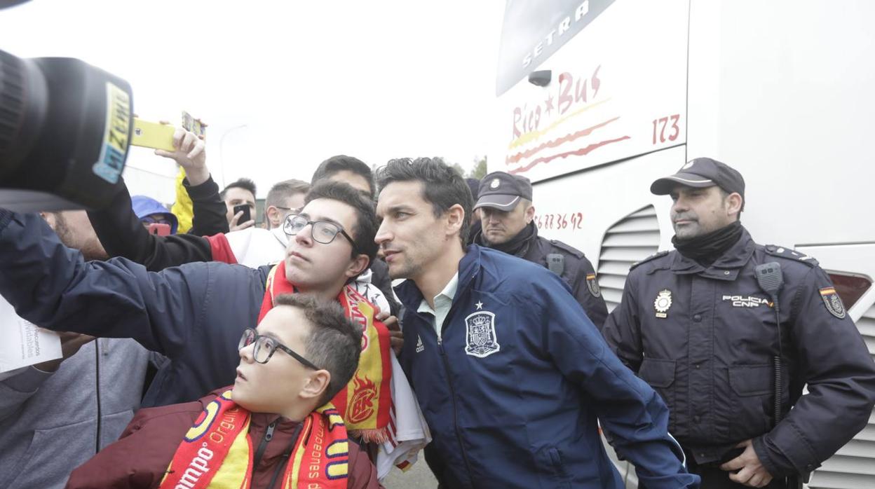 El pequeño Moisés, junto a su hermano Miguel Ángel, haciéndose una foto con Jesús Navas.