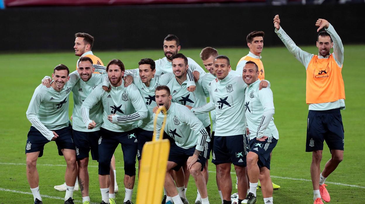 Los jugadores tras el entrenamiento celebrado este jueves