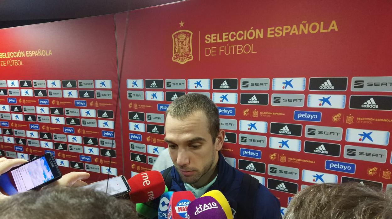 Pau López durante la rueda de prensa en Carranza