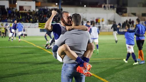 Nacho Aznar, técnico del Melilla CD, abrazado por uno de sus jugadores