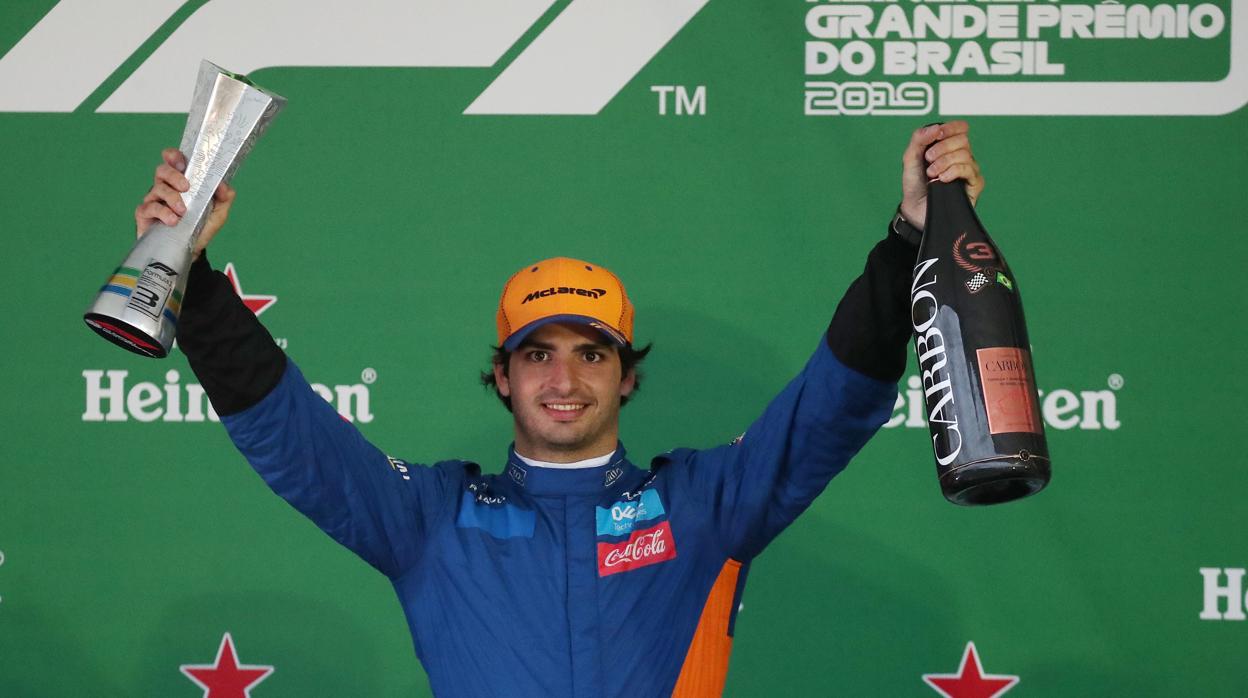 Carlos Sainz, en el podio tras conocerse el resultado final