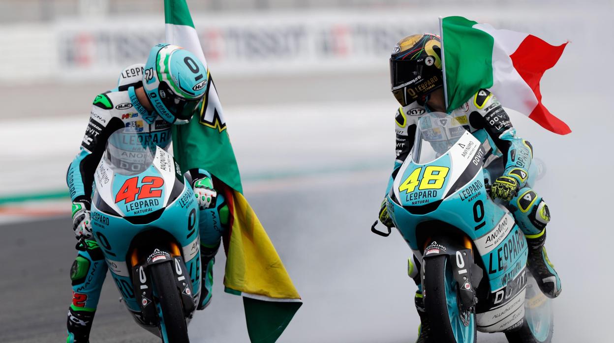 El campeón del mundo de Moto 3, Lorenzo Dalla Porta (d), junto a su compañero de equipo (Leopard Racing) , Marcos Ramirez .