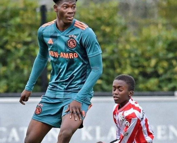 El descomunal físico de una perla del Ajax le convierte en viral