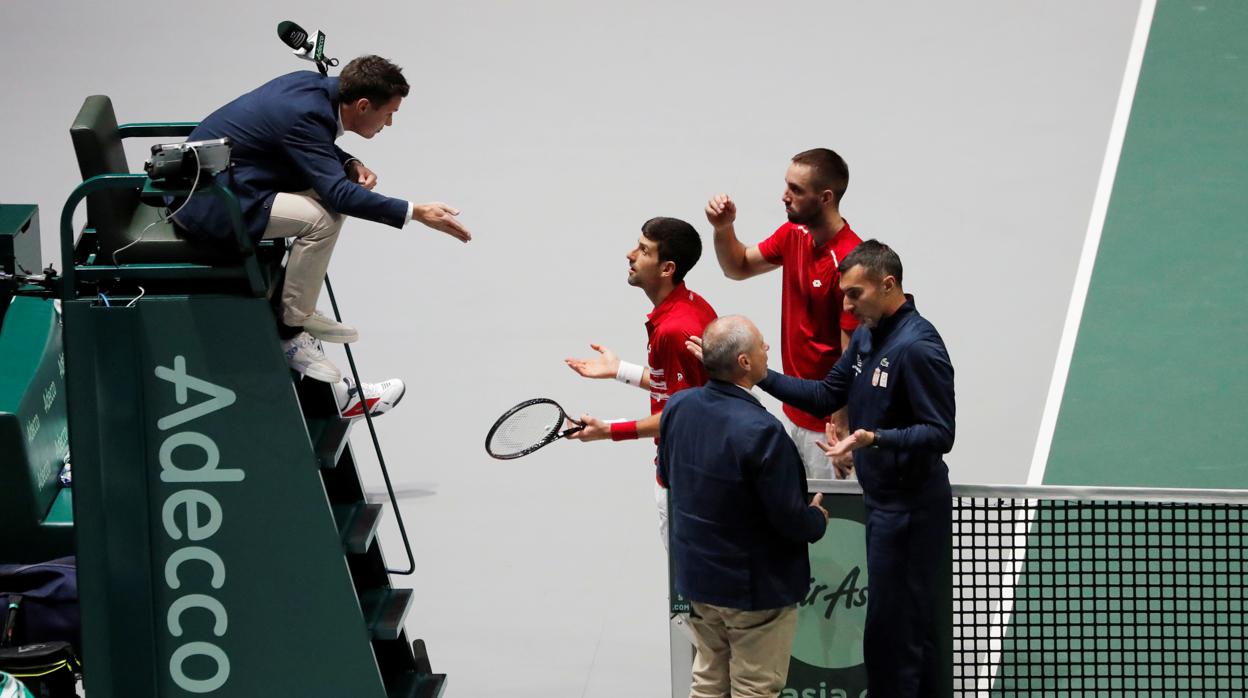 Djokovic discute con el juez de silla