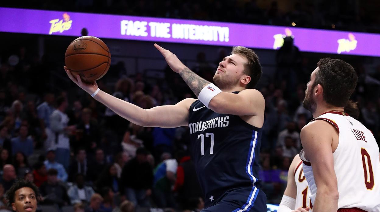 Doncic lidera otra exhibición ante la mirada de Nowitzki