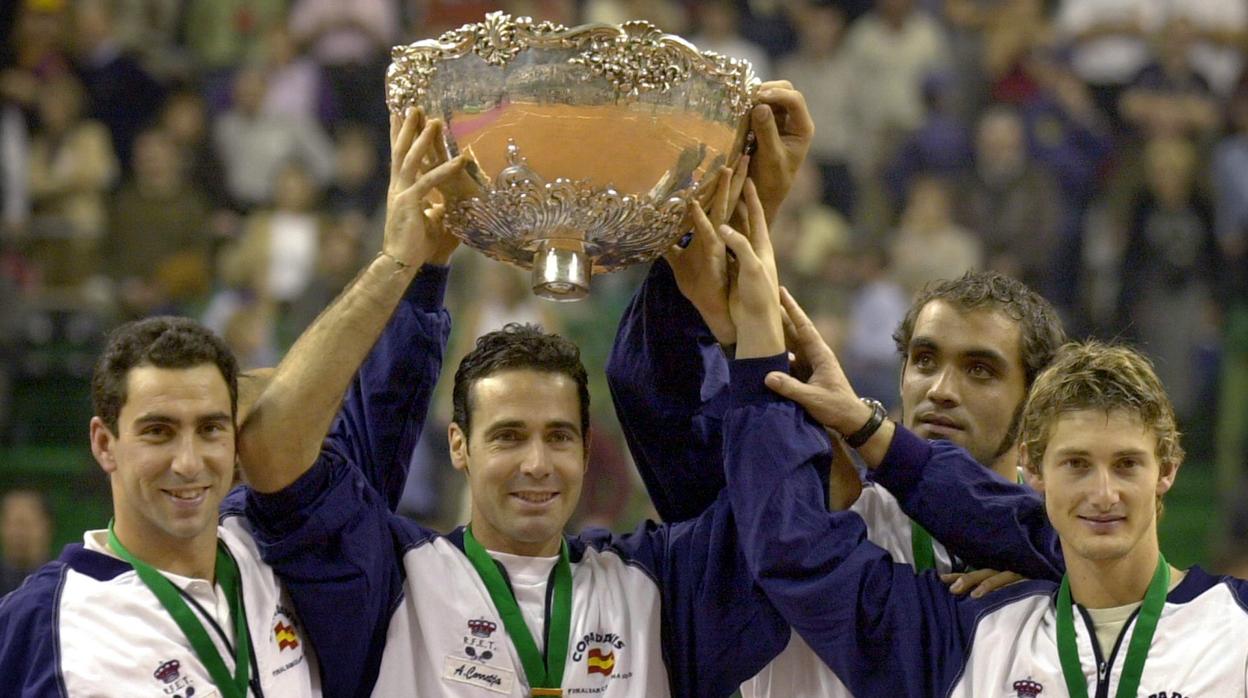Costa, Corretja, Balcells y Ferrero, con la primera Ensaladera para España, en 2000