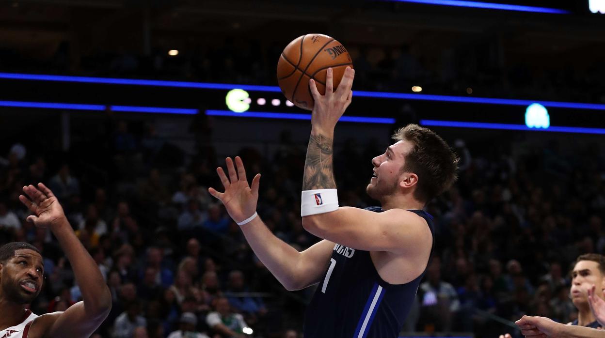 Doncic en una acción contra los Cavaliers