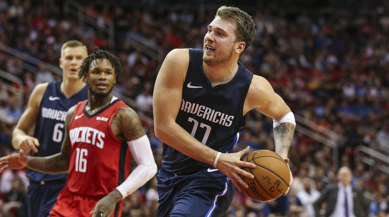 Doncic pasa por encima de Harden con otro recital