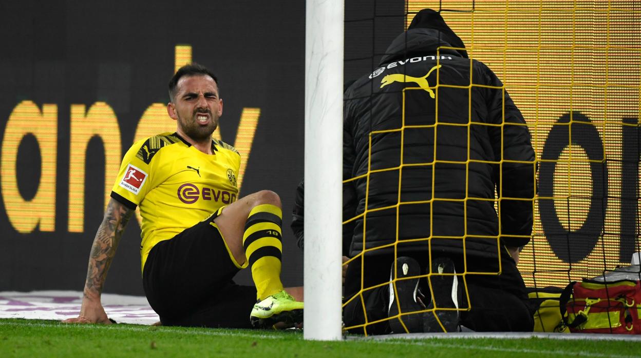 Paco Alcácer, atendido tras lesionarse