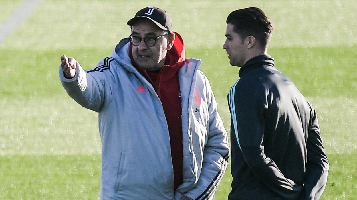 Sarri dialoga con Cristiano en un entrenamiento