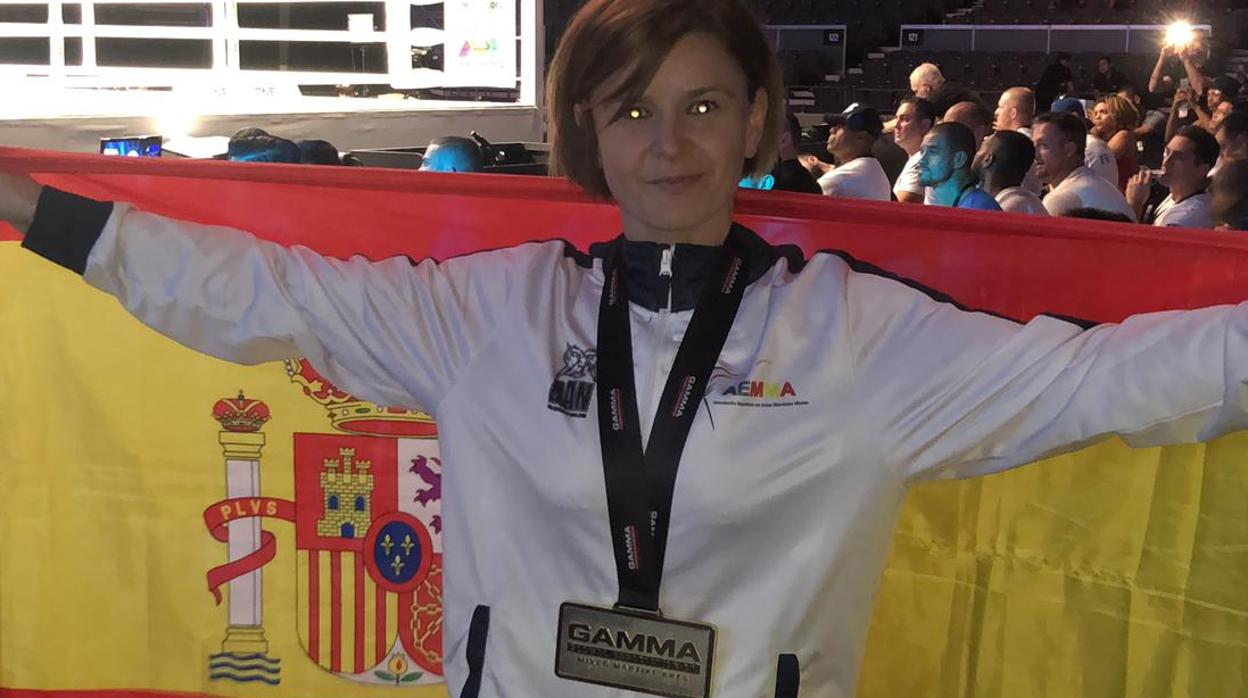 Zejna Krantic posa con la bandera de España y la medalla de oro colgada tras vencer en GAMMA