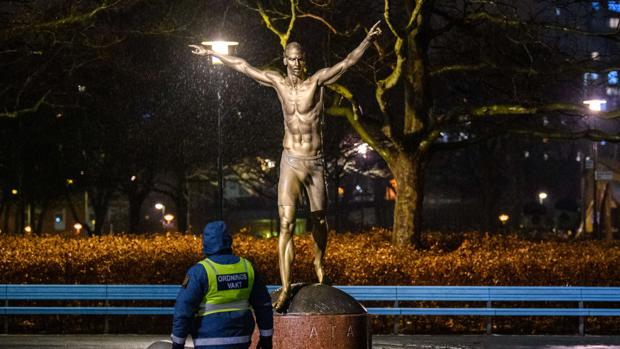 Atacan la estatua y la vivienda de Ibrahimovic en Malmoe tras comprar el Hammarby