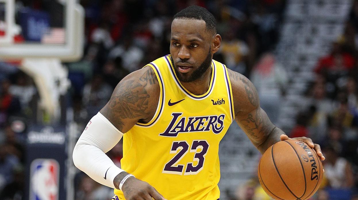 LeBron James alcanza los 33.000 puntos con un triplazo