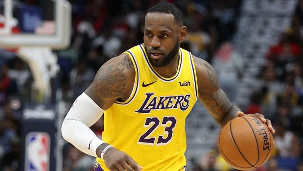 LeBron James alcanza los 33.000 puntos con un triplazo