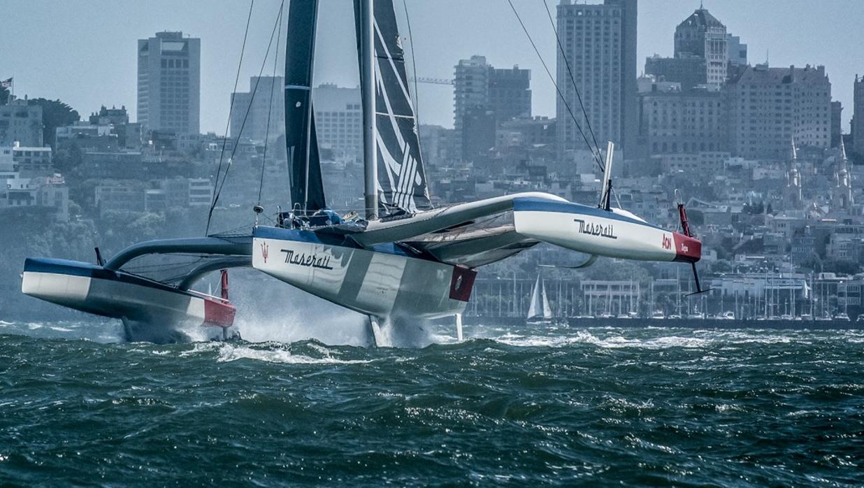 Maserati aplica la tecnología de sus coches al trimarán de Soldini