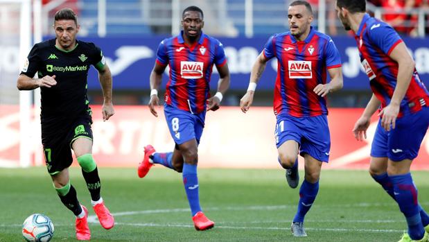 Eibar y Betis empatan en un partido trepidante