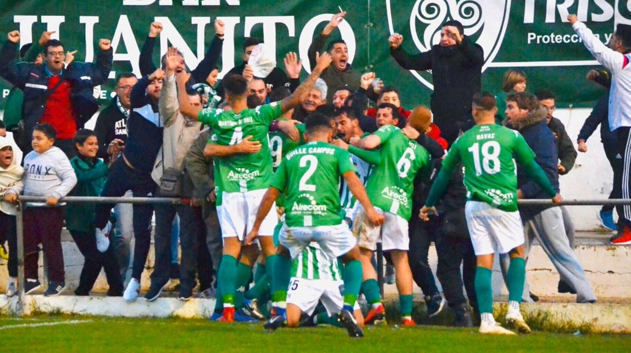 Los jugadores del Atlético Sanluqueño celebran un gol