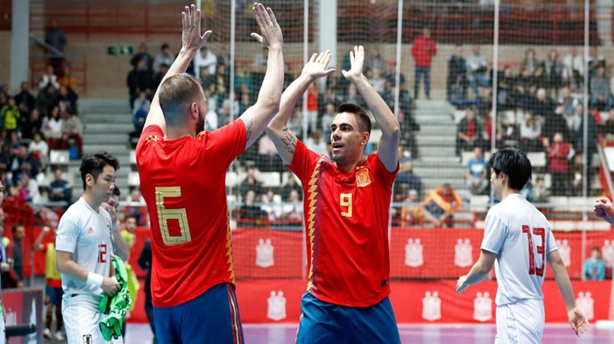 Solano y Sergio Lozano tras uno de los goles españoles del segundo amistoso