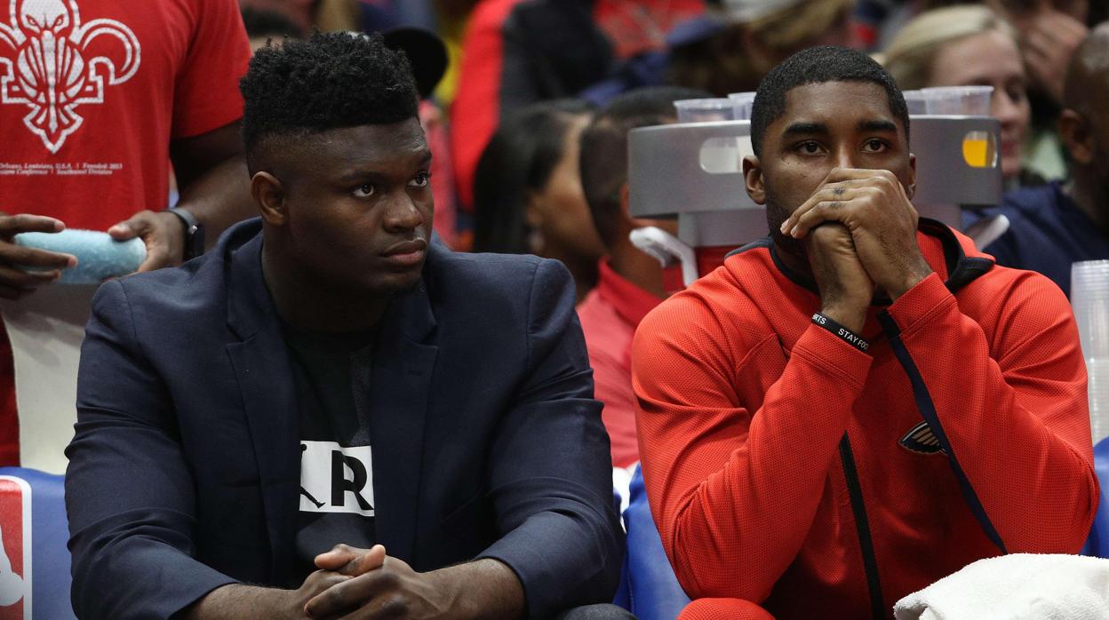 Zion Williamson, izquierda, durante un partido de los Pelicans