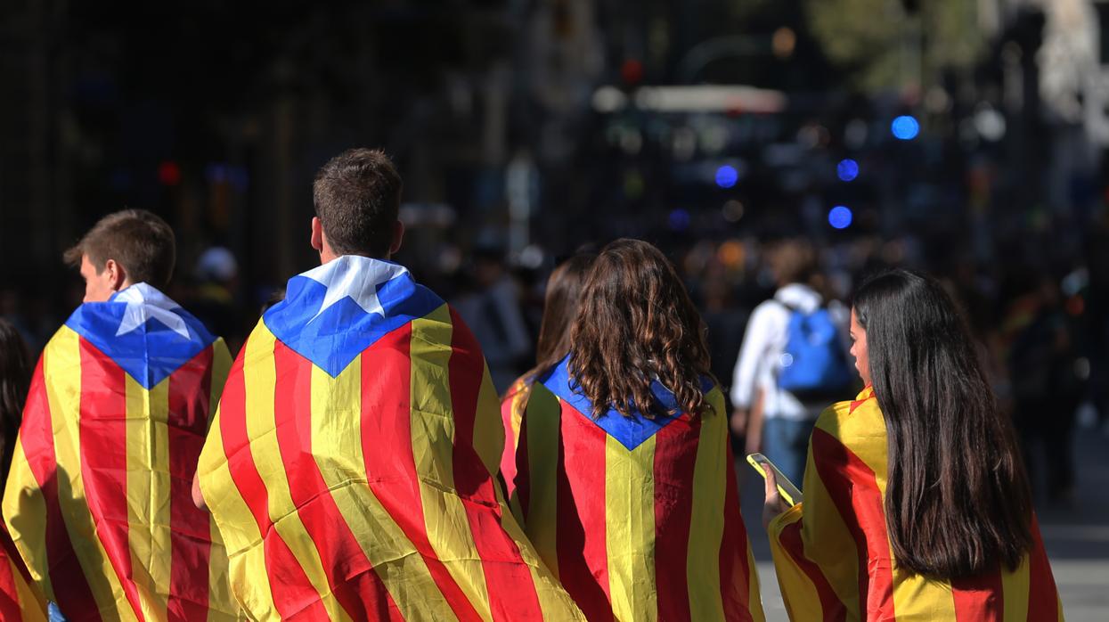 Varios jóvenes con banderas independentistas