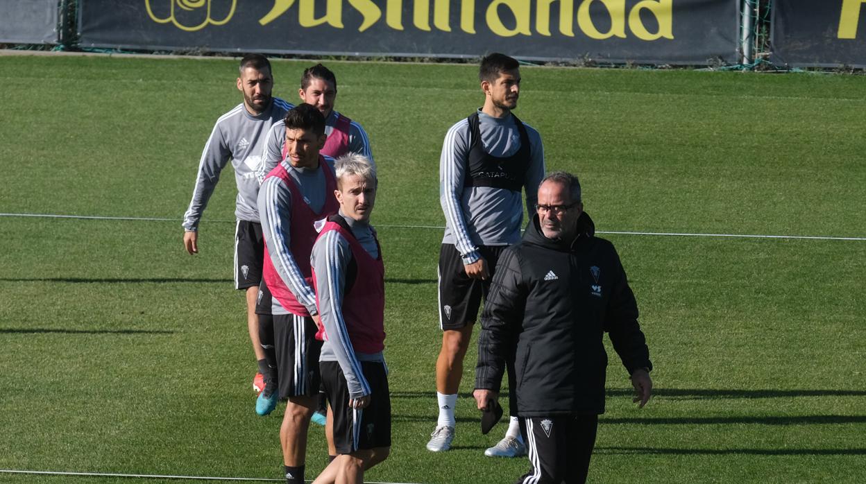 Cervera y algunoos jugadores del Cádiz CF durante el entrenamiento de este jueves en El Rosal