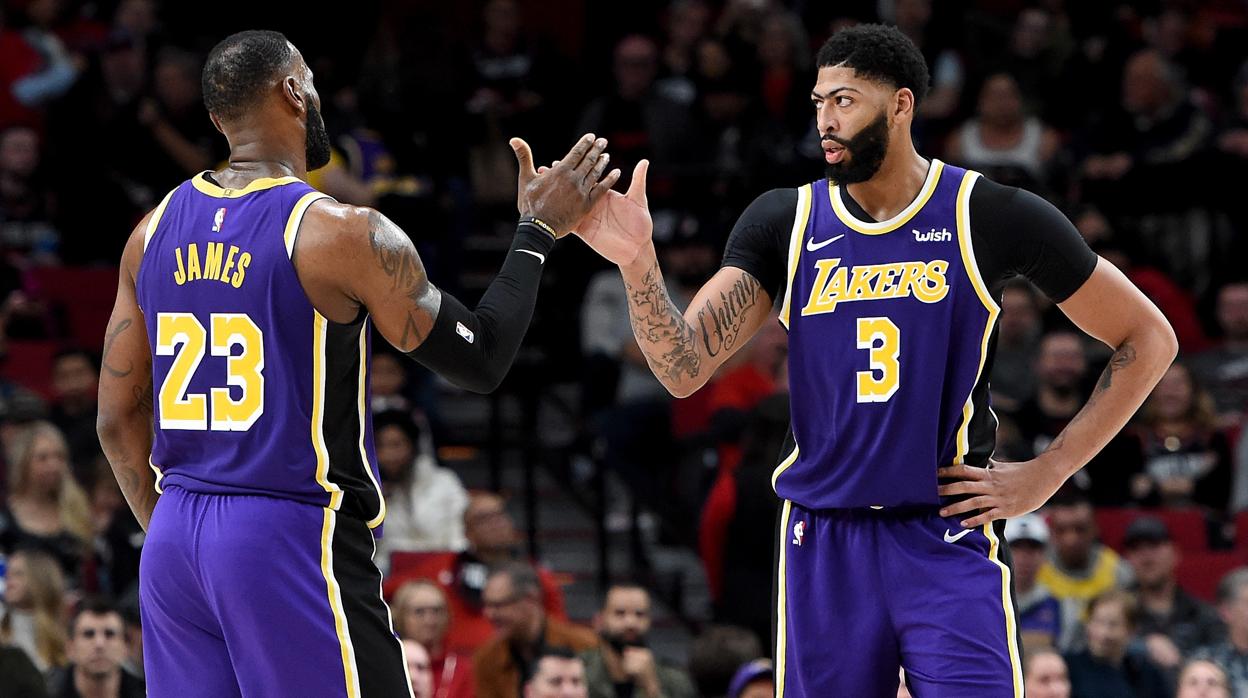 James y Davis se saludan durante el partido ante los Clippers