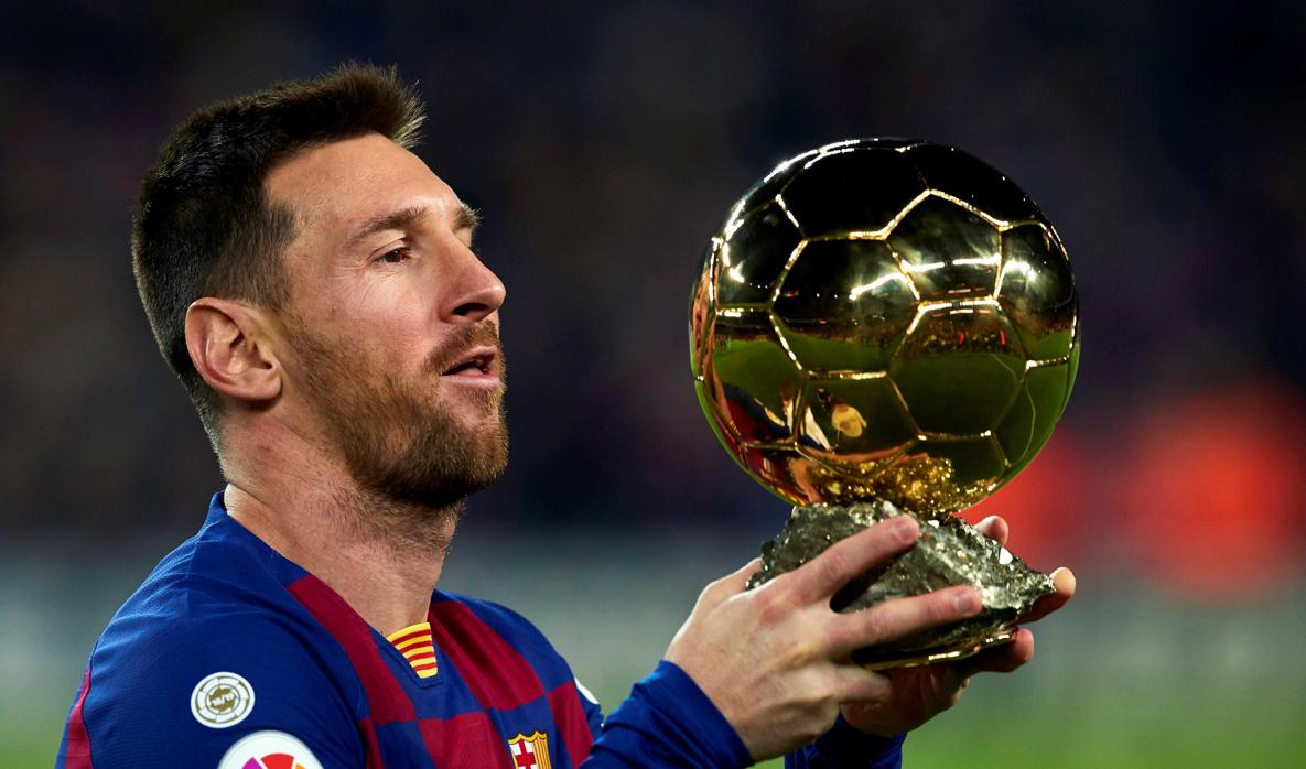 Leo Messi recibe el Balón de Oro en el Camp Nou