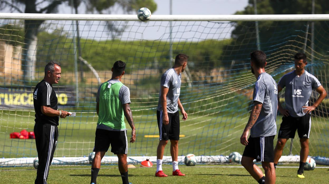 El Cádiz jugará ante el Oviedo con cinco bajas.