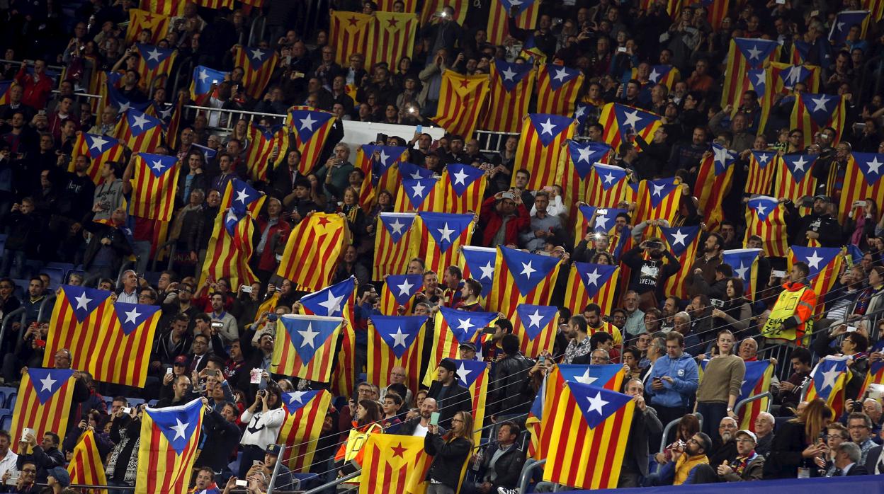 Banderas esteladas en el Camp Nou