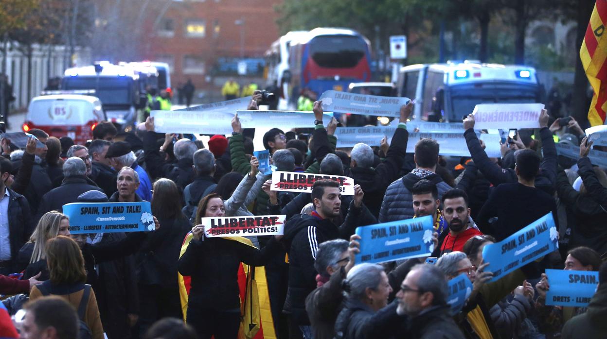 Miles de activistas de Tsunami toman el Camp Nou horas ante del clásico