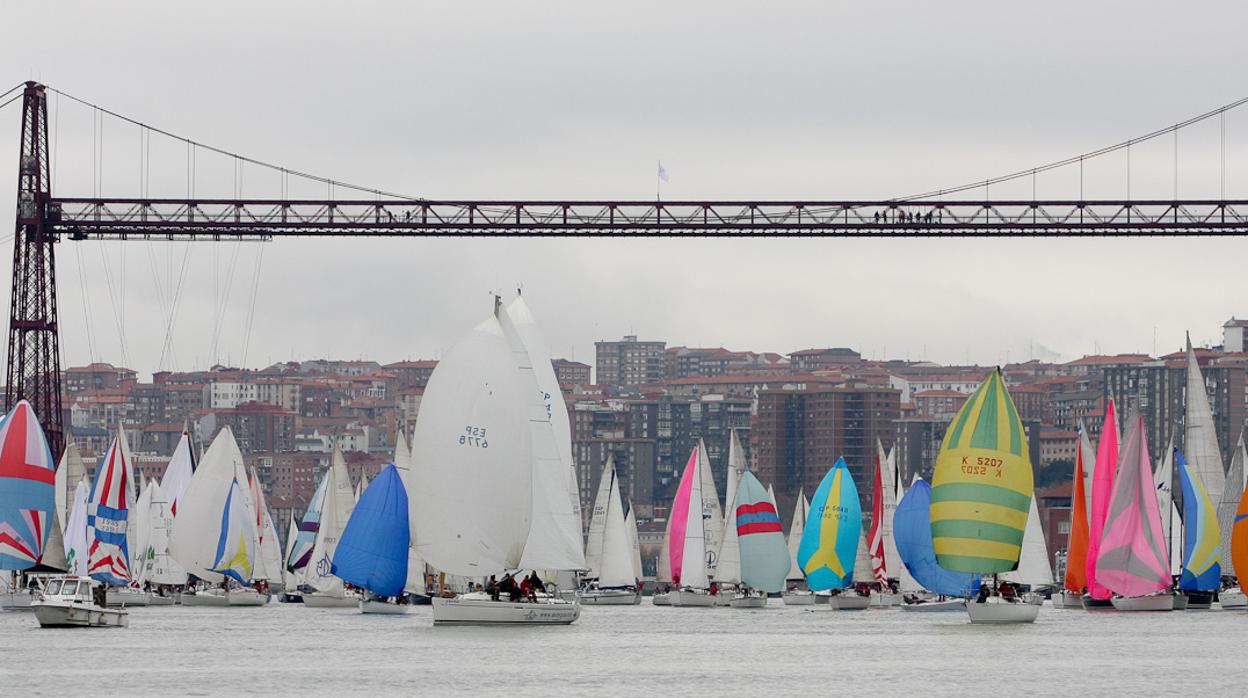 80 barcos, bajo el Puente Colgante en la tradicional Regata del Gallo