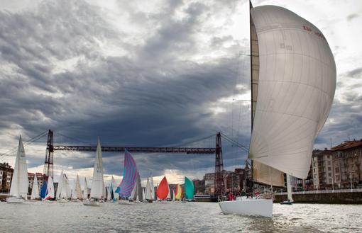 80 barcos, bajo el Puente Colgante en la tradicional Regata del Gallo