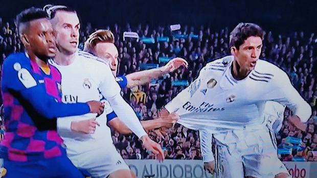 El Madrid clama por el «apagón» del VAR en el área azulgrana