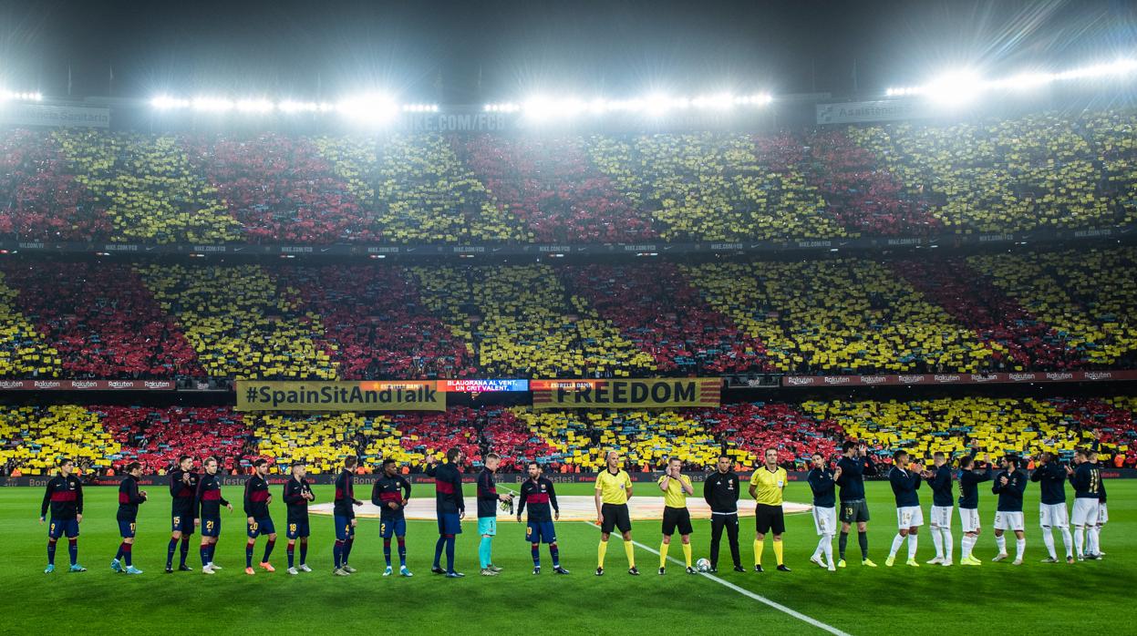 El Camp Nou, en el inicio del partido